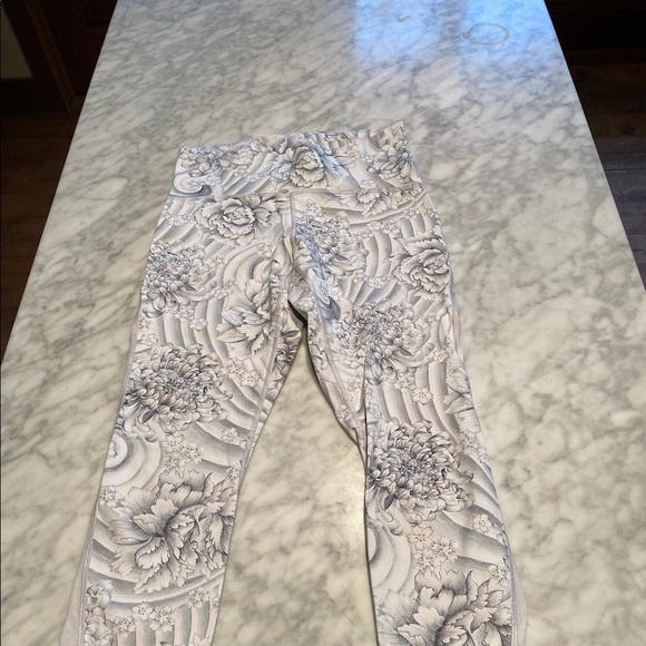 Lululemon Train Times 21” Crop White Flower 8 - Picture 5 of 10